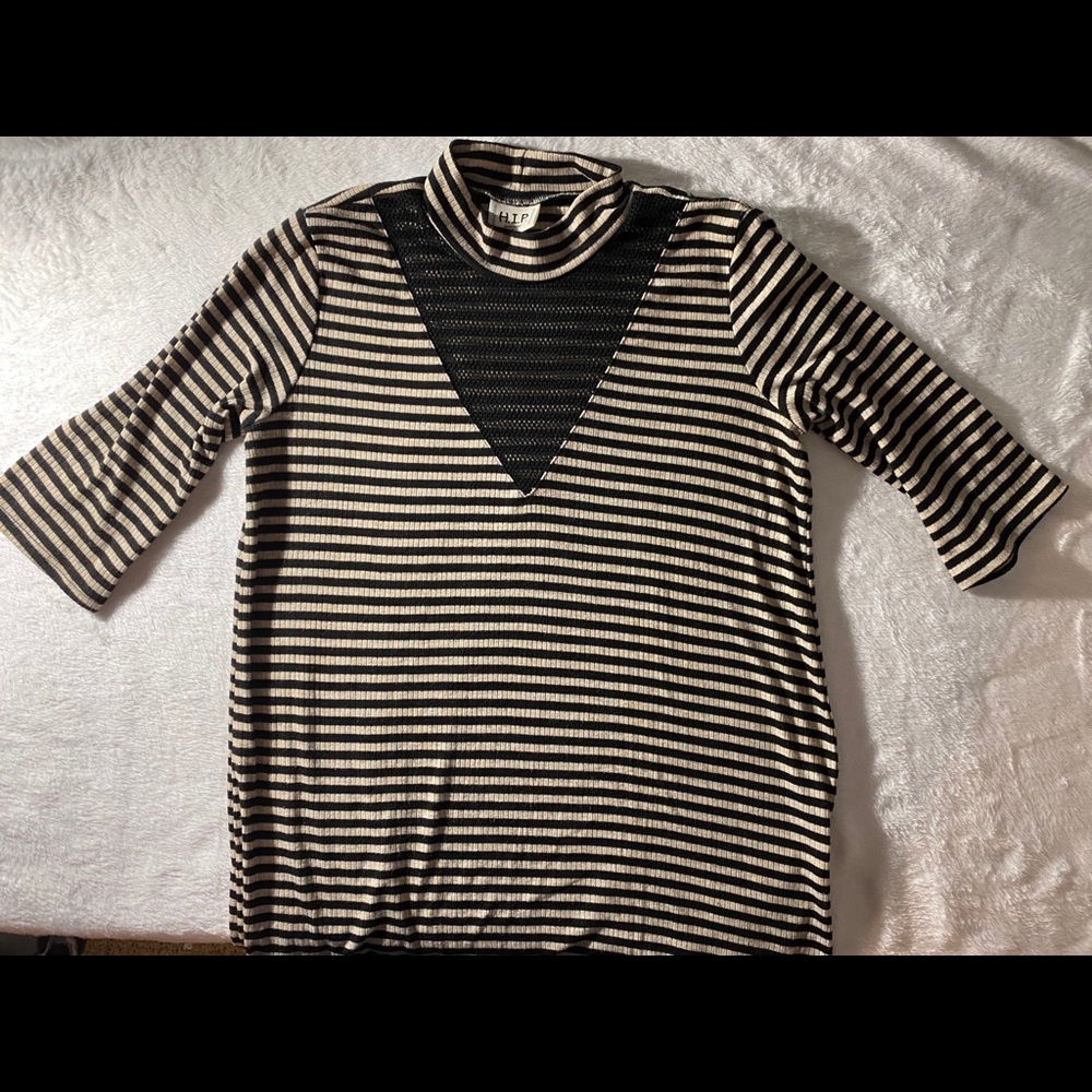 Striped quarter sleeve shirt with mesh V top